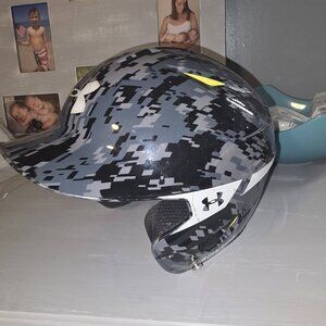 5 7/8 - 6 3/4 Under armour boys camo baseball helmet preowned gray black